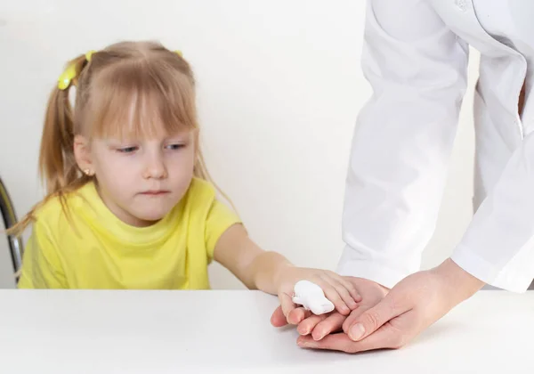 Dokter Verbandt Wond Met Een Verband Het Kind Een Meisje — Stockfoto