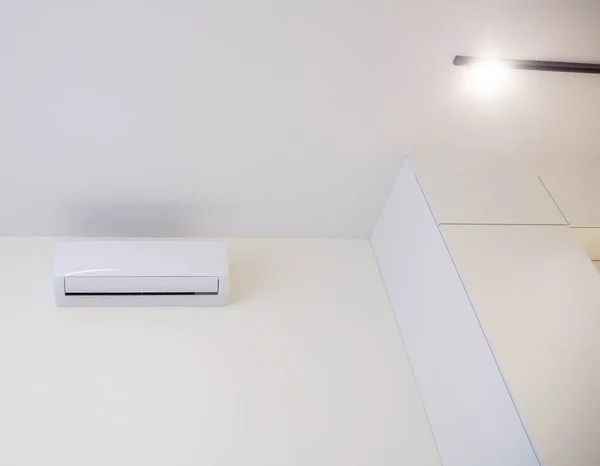 Aire Acondicionado Montado Pared Apartamento Moderno Concepto Mantener Una Temperatura — Foto de Stock