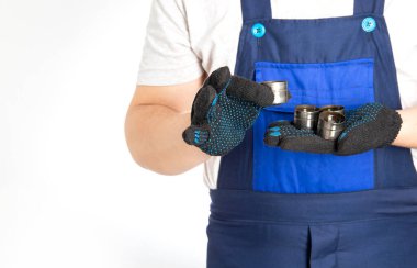 Otomobil tamircisi otomobil hidrolik kaldırıcılarını elinde tutuyor. Hidrolik kaldırıcıların değiştirilmesi, yağlama sisteminin arızası. Metin ve sistem için boşluk kopyala