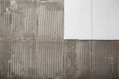 Mutfaktaki duvarlardan eski kiremitleri söküyorum. Duvarları eski fayans yapıştırıcısından temizleyip hazırlıyorum..