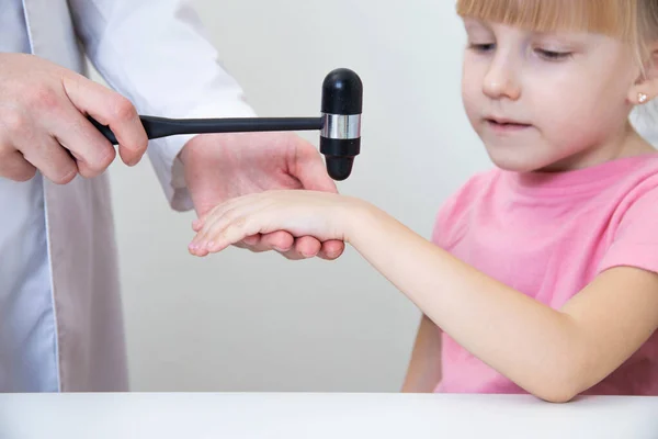 Ein Neuropathologe Überprüft Die Reflexe Handgelenk Eines Kleinen Mädchens Von — Stockfoto