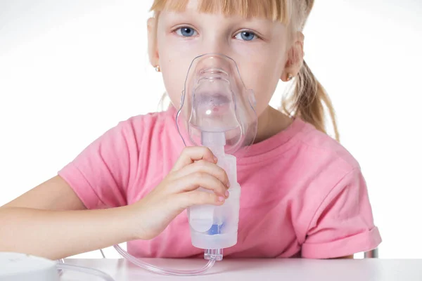 Uma Menina Anos Idade Uma Camiseta Rosa Respira Nebulizador Para — Fotografia de Stock