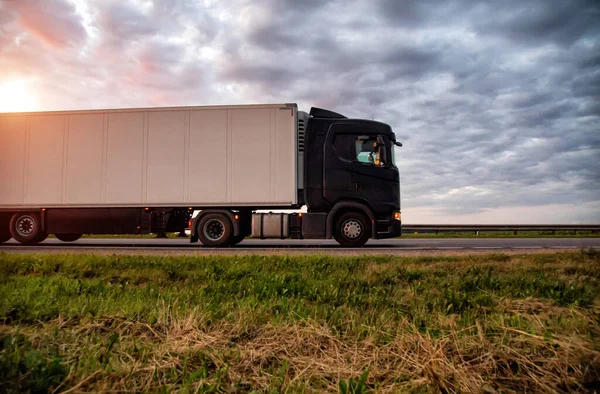 Camión Moderno Con Refrigerador Semirremolque Transporta Carga Contra Telón Fondo — Foto de Stock