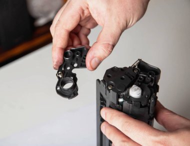 Yazıcı kartuşunun bakımı için sökülmesi ve tonerle doldurulması. Beyaz arkaplan