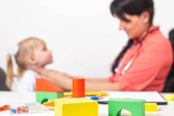 Lekarz pediatra bada gardło małej dziewczynki. Kopiuj miejsce na tekst — Zdjęcie stockowe
