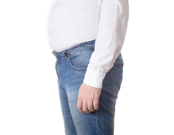 Een dikke man in een klein, strak wit shirt. Oncomfortabel kledingconcept, obesitas. Slanken — Stockfoto