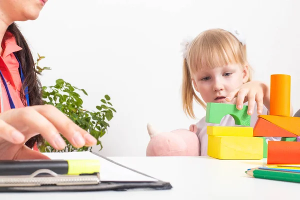 Dokter Kinderarts Speelt Speelgoed Met Een Klein Meisje Een Medisch Rechtenvrije Stockfoto's