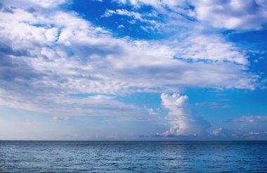 kıyı manzara mavi denizi ve parlak mavi gökyüzü ve bulutlar