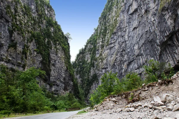 Yolun Abhazya dağların geçer ve yol açar