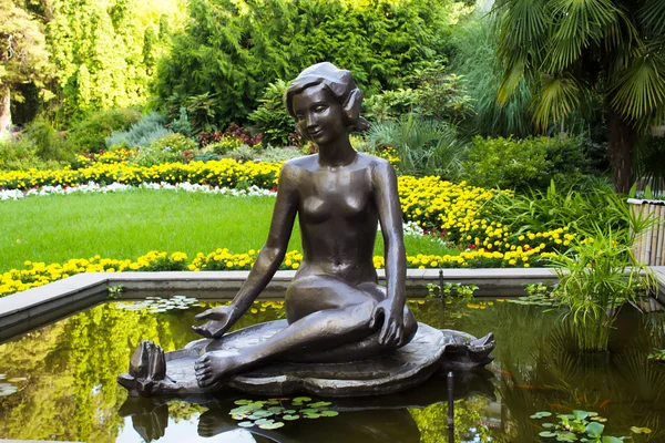 Sculpture of a girl in the water, Sochi Arboretum — Stock Photo, Image