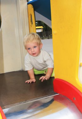 parkta oynayan çocuk