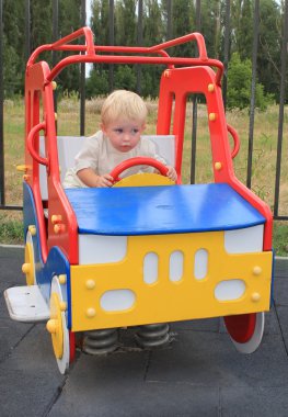 parkta oynayan çocuk