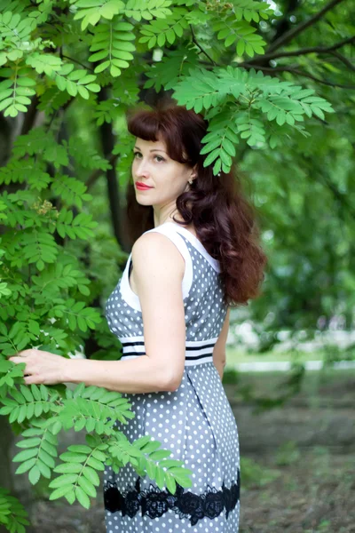 Portret van een mooie vrouw op de natuur — Stockfoto