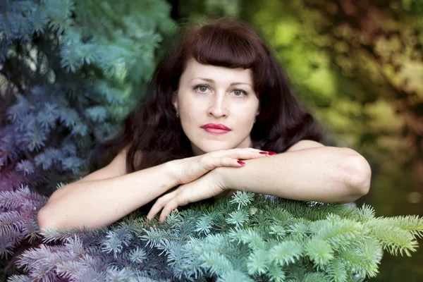 Portret van een mooie vrouw op de natuur — Stockfoto