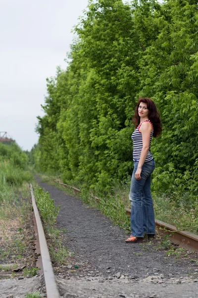 Portret van een mooie vrouw op de natuur — Stockfoto