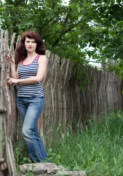 Portret van een mooie vrouw op de natuur — Stockfoto