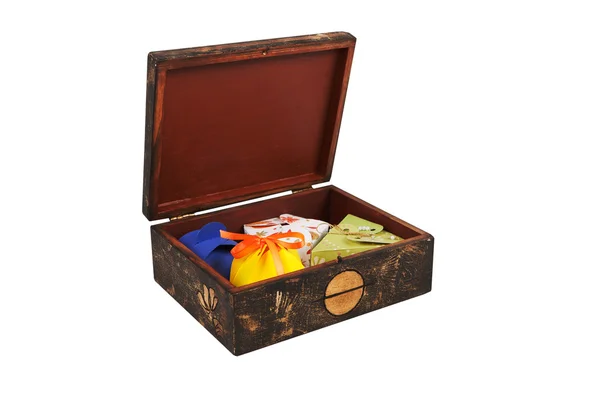 Старовинна дерев'яна коробка з подарунками — стокове фото