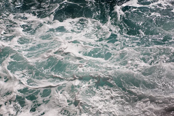 Salpicadura de agua de mar con espuma de mar — Foto de Stock