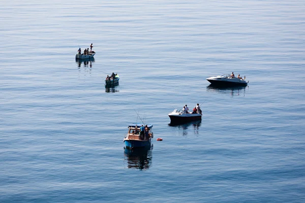 Homens vão pescar de um barco — Fotografia de Stock