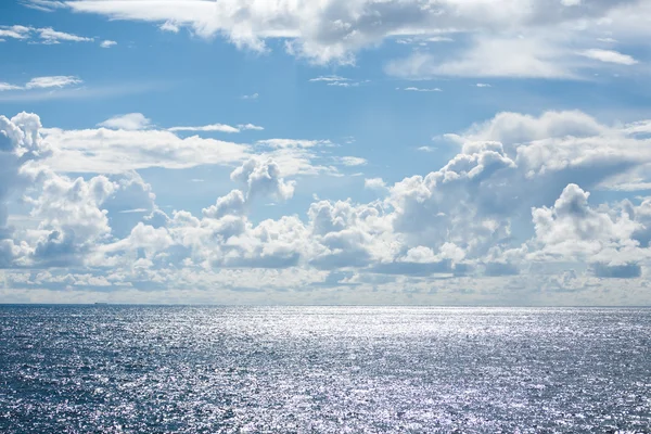 Seascape med blå himmel och moln bakgrund — Stockfoto