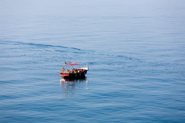 Familie angelt von einem Boot aus — Stockfoto