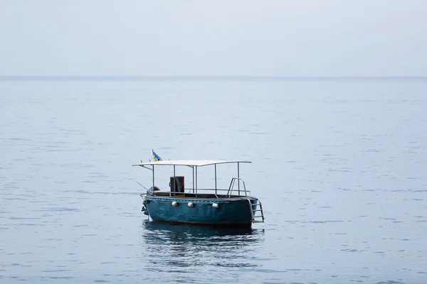 Порожній риболовецьке судно — стокове фото