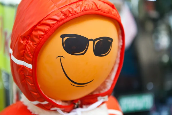 Skyltdocka med leende ballong huvud — Stockfoto