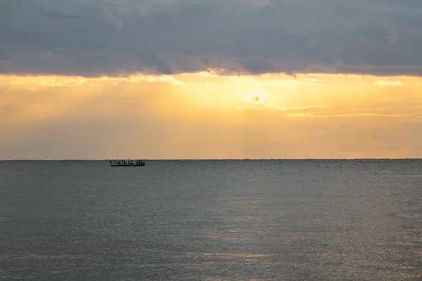 Havstrand ved vakker solnedgang – stockfoto