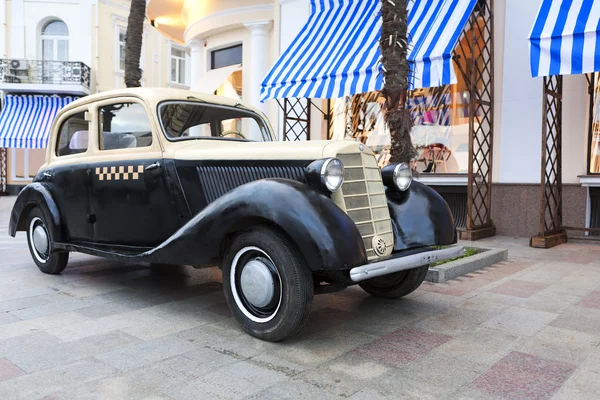 Coche de época en el Embankment en Yalta —  Fotos de Stock