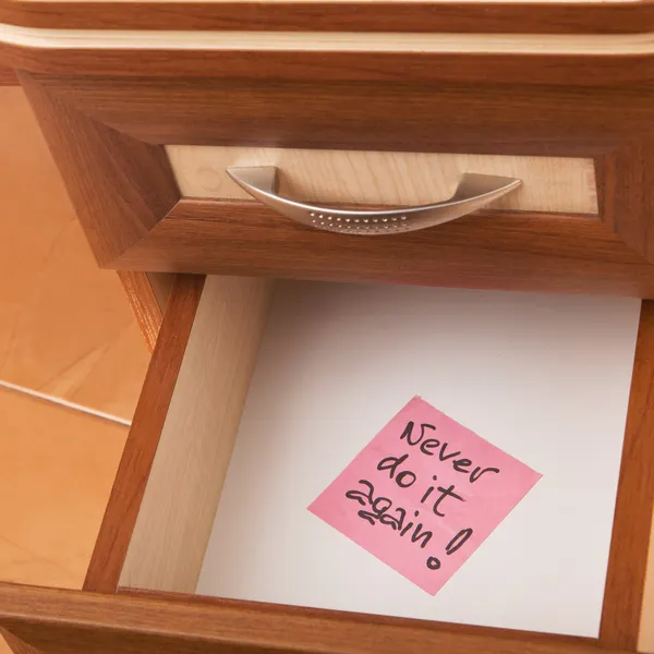 Paper reminder in open desk drawer — Stock Photo, Image