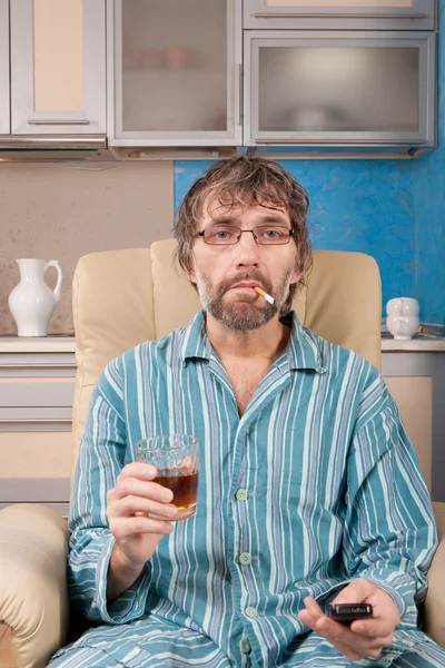 Berusad man med glas och cigarett — Stockfoto