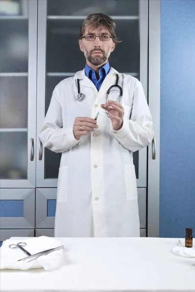 Doctor preparing injection — Stock Photo, Image