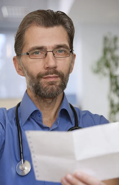 Doctor tells result of inspection — Stock Photo, Image