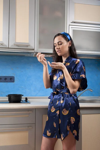 Hausfrau probiert Essen — Stockfoto