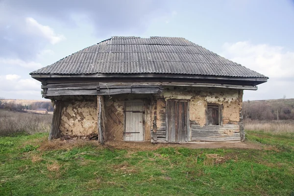 Casa abandonada en estado de deterioro —  Fotos de Stock