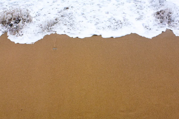 Perto da costa espumosa do mar — Fotografia de Stock