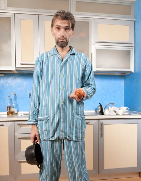 Berusad man står i pyjamas med lök — Stockfoto