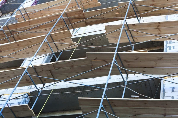 Concrete wall with scaffolding — Stock Photo, Image