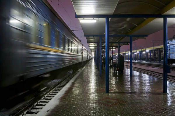 Comboio de passageiros na estação — Fotografia de Stock