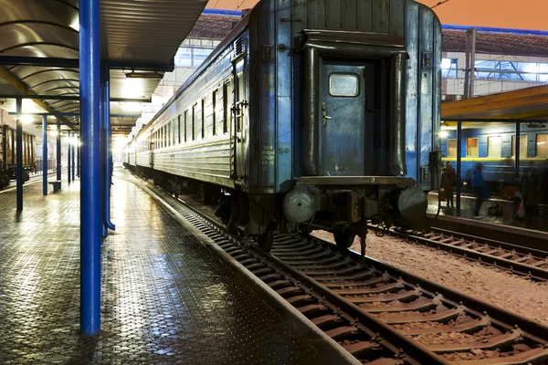 Comboio de passageiros na estação — Fotografia de Stock