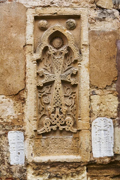 Хрест допомоги на фасаді вірменську церкву — стокове фото