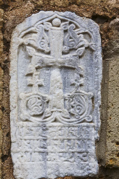 Крестный рельеф на фасаде Армянской церкви — стоковое фото