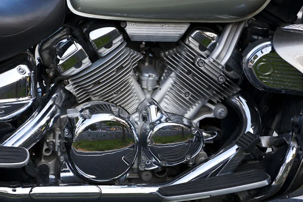Блестящий хромированный мотоциклетный двигатель — стоковое фото
