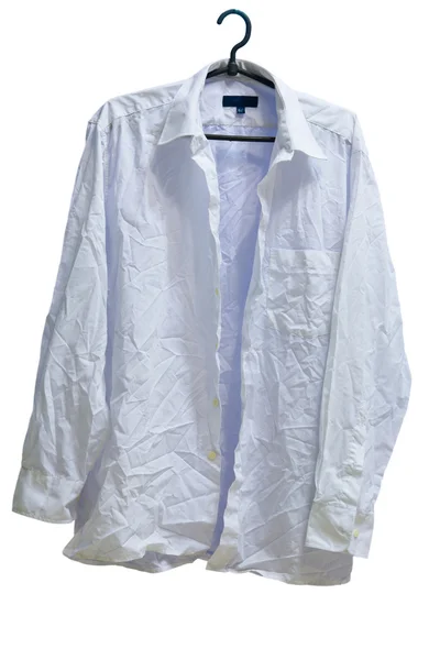 Ζαρωμένα αρσενικό λευκό πουκάμισο νομοποίηση σε κρεμάστρα Εικόνα Αρχείου