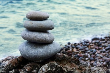 Kumsalda çakıl taşı piramidi