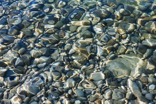 Småsten under klara havet vatten — Stockfoto