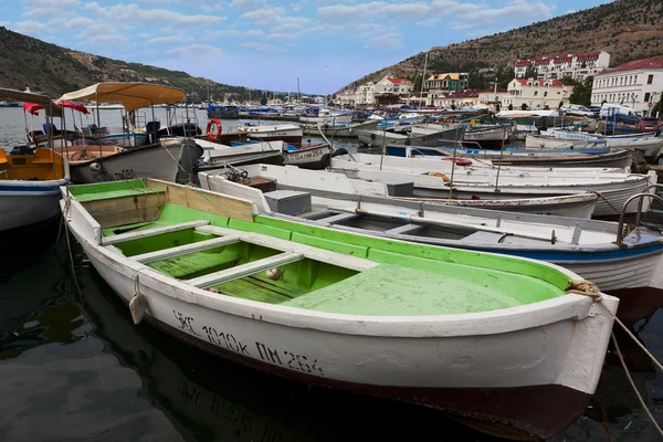 Båt ved piren i Balaklava Bay – stockfoto