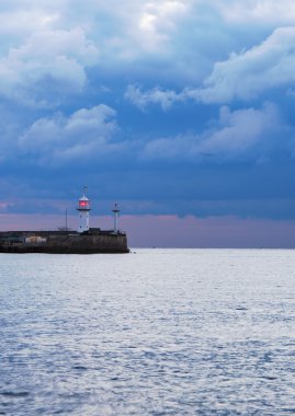 Denizin üzerinde bulutlar