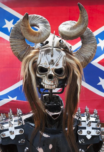 Helmet in the form of a skull with horns — Stock Photo, Image