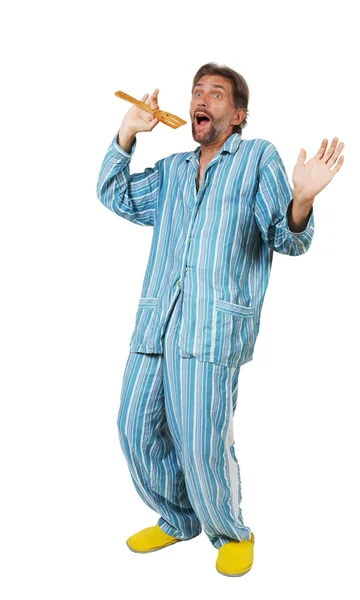 Mannen i pyjamas sjunger — Stockfoto